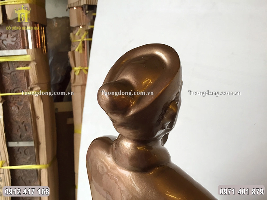 Hình ảnh phía sau bức tượng đồng